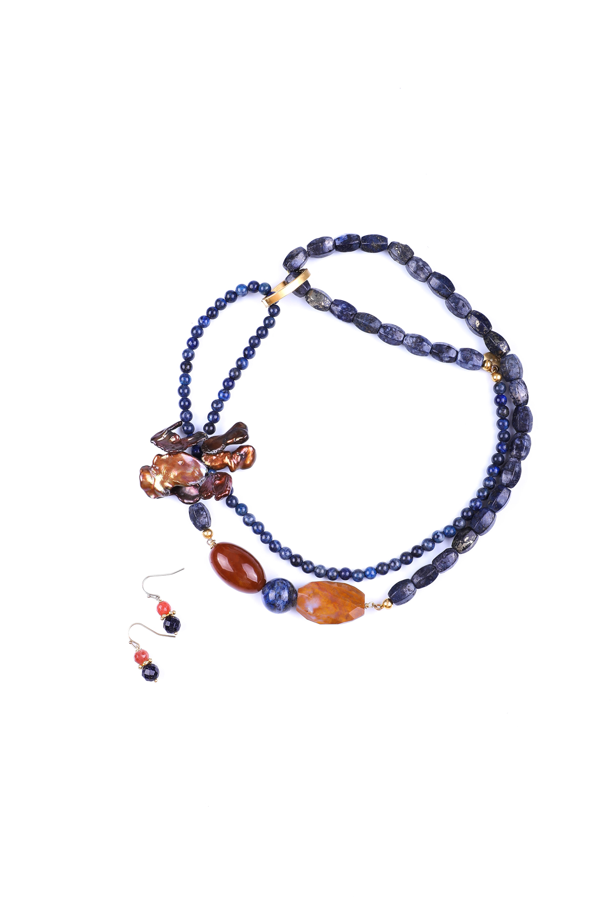 Atzin Azul. Collar largo de Lapislázuli, Jaspe amarillo, Ágata amarilla y Perla barroca