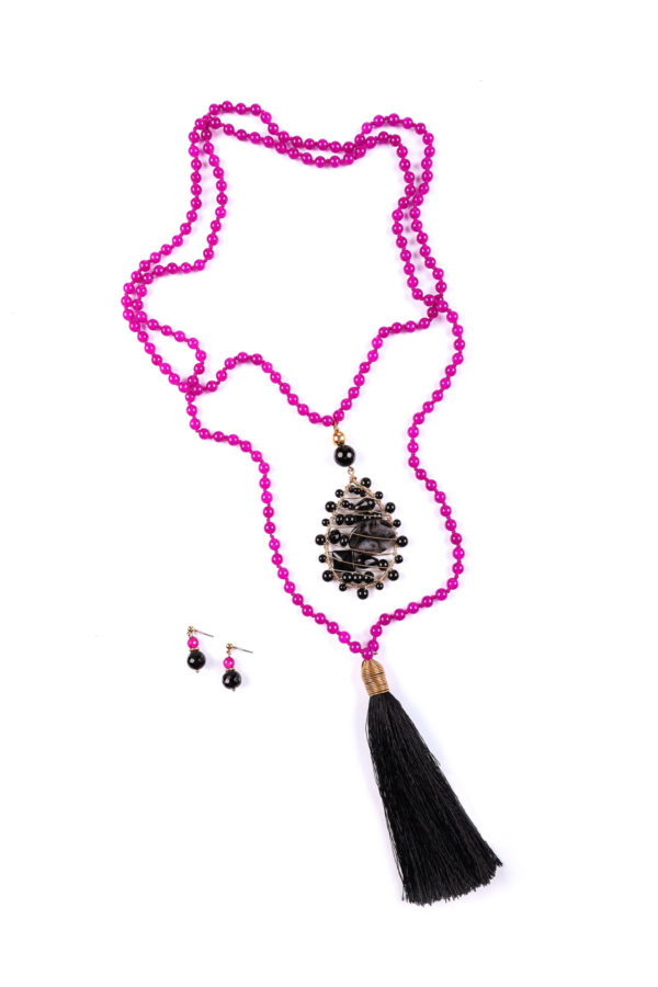 Enjambre de piedras. Collar largo de ágata fucsia y ónix