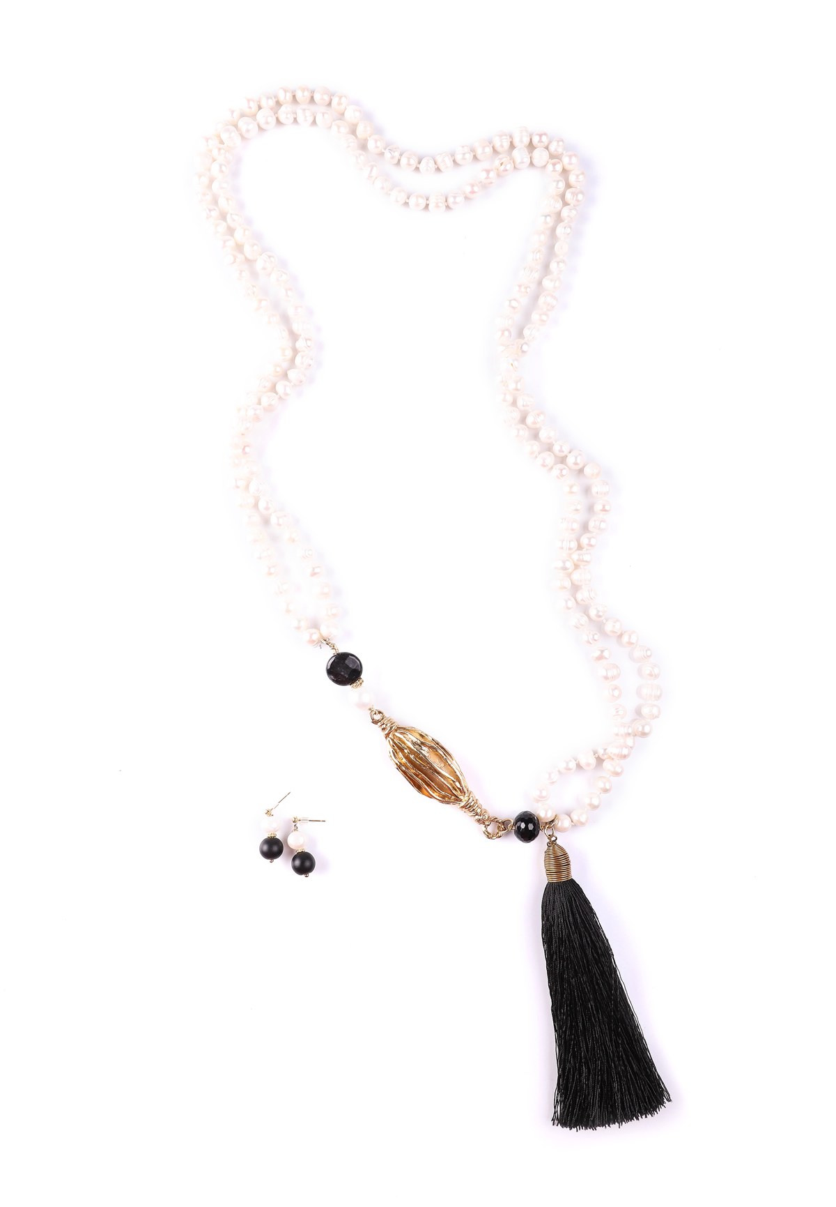 Cocoon Negro. Collar largo de Perla cultivada, Ónix y Cuarzo blanco