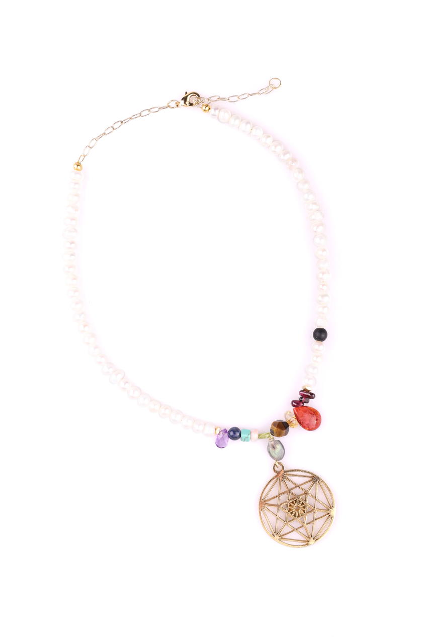 Vector Equilibrio 9 Chakras. Collar corto de perla cultivada, amatista, lapislázuli y turquesa